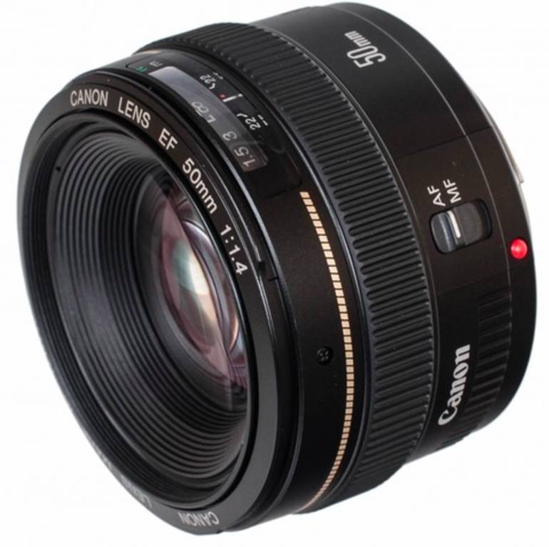 Объектив Canon EF c фокусным расстоянием 50 mm. f/1.4