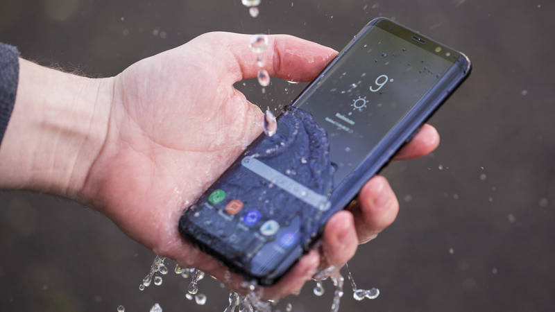 Защита от воды на современных смартфонах.