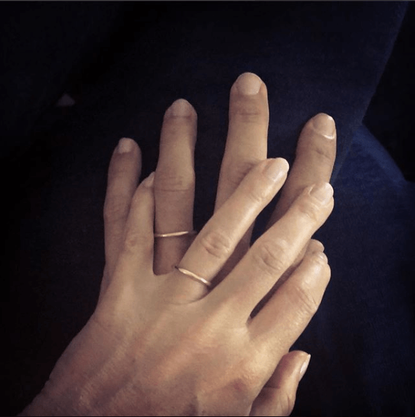 Руки с обручальными кольцами