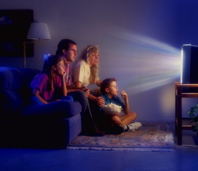 семья смотрит кино