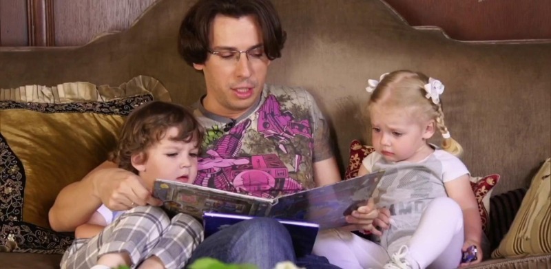 Галкин читает детям